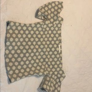 Super cute off the shoulder top. Flattering fit!